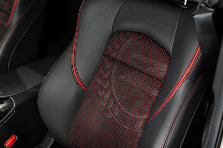Детали интерьера Nissan 370Z 50th Anniversary (Z34) 2019 года  (NA) (фото 19 из 29)